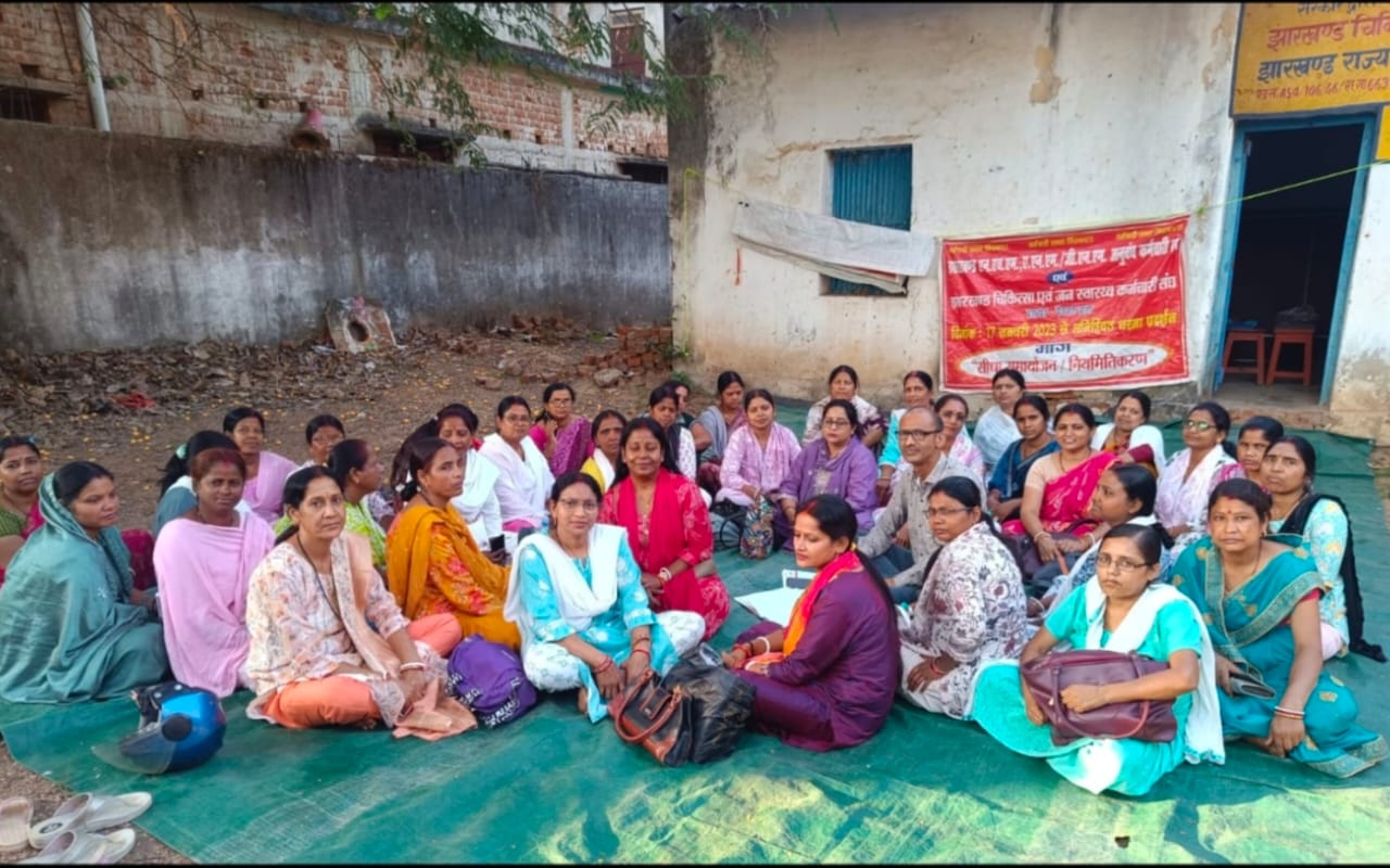 देवघरः 5 वर्षों से कार्यरत अनुबंध कर्मियों को नियमित करने की मांग