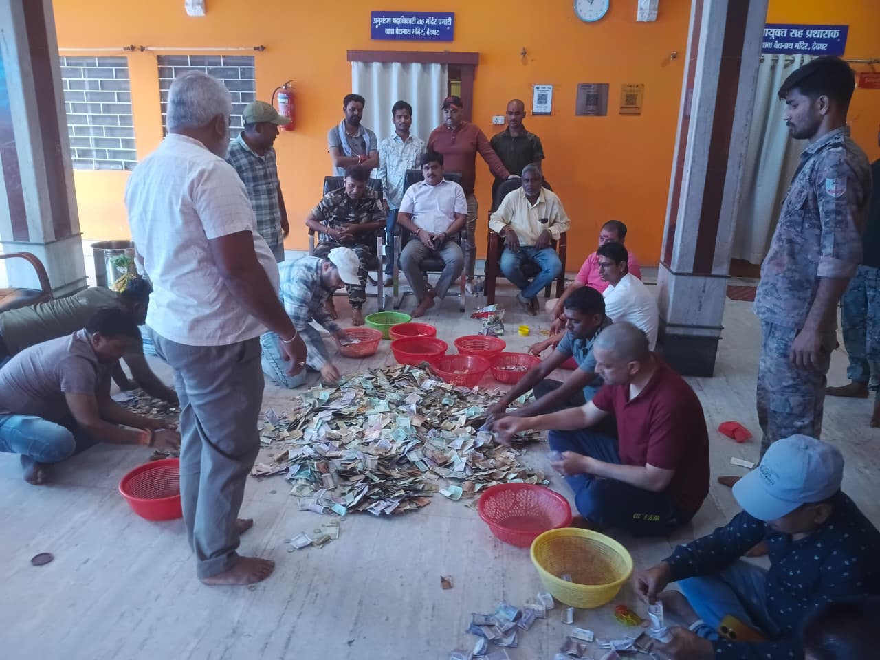 देवघरः बैद्यनाथ मंदिर के 18 दानपात्रों में मिली 32 लाख की राशि