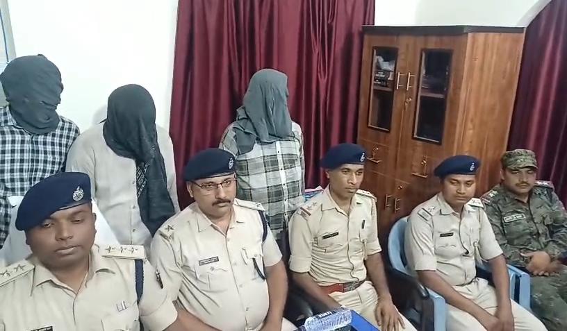 धनबादः चिरकुंडा में चोर गिरोह का भंडाफोड़, 3 गिरफ्तार;  नकदी व जेवरात बरामद