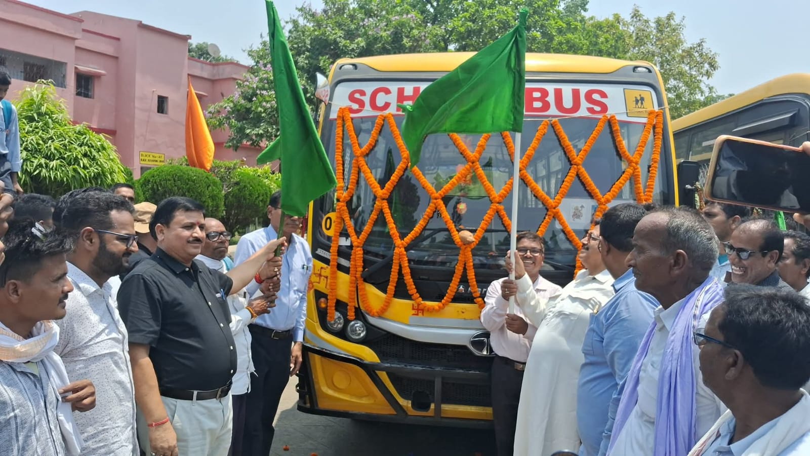 देवघरः डीएवी चितरा में नई बस सेवा शुरू, विधायक ने दिखाई हरी झंडी