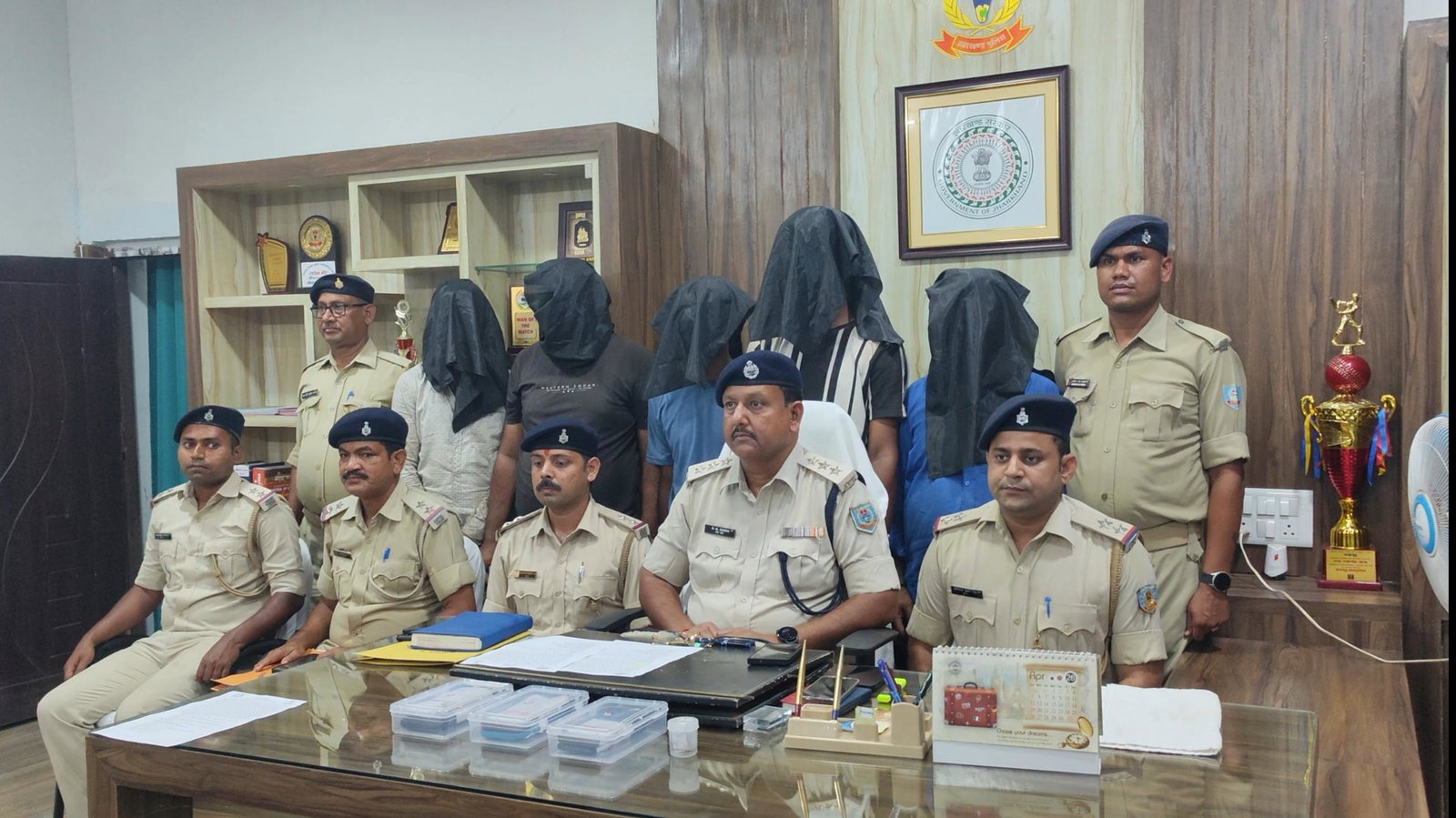 बोकारो: प्रेम प्रसंग में पत्नी की हत्या, शव बोरे में भरकर नदी में फेंका, पति समेत 4 अरेस्ट