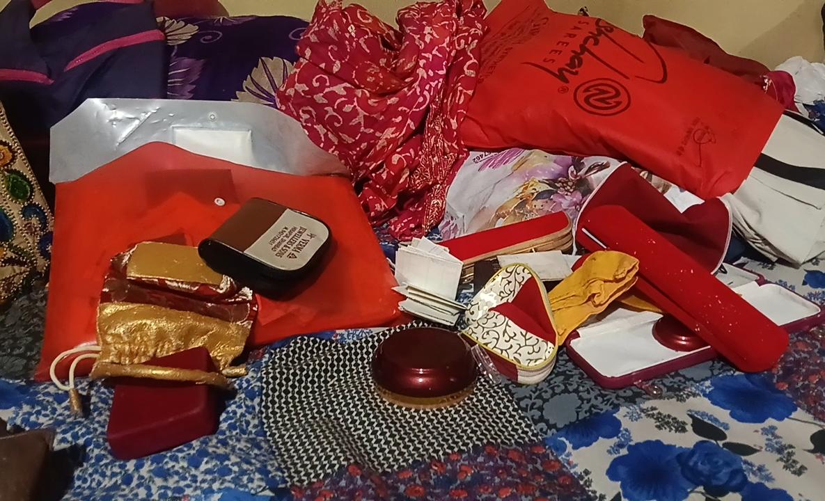 धनबादः बंद घर का ताला तोड़ लाखों के गहने व नकदी ले भागे चोर