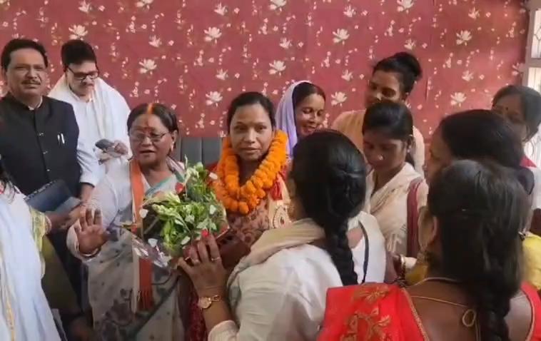 Dhanbad News : पेट्रोल-डीजल के बढ़ते दाम पर रोक नहीं लगी तो सड़क पर उतरेगी महिला कांग्रेस- रमा खलको