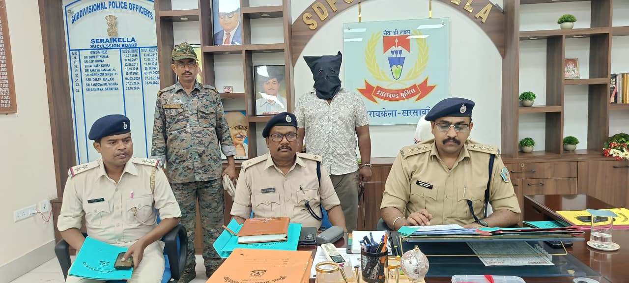Saraikela News : रंगदारी मांगने का आरोपी गिरफ्तार, बैंक मैनेजर समेत कई को दे रहा था धमकी