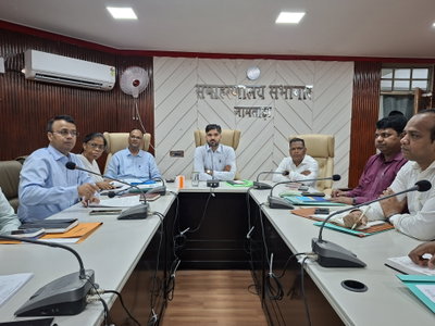 Jamtara News : डीसी ने की योजनाओं की समीक्षा, समय पर काम पूरा करने का निर्देश