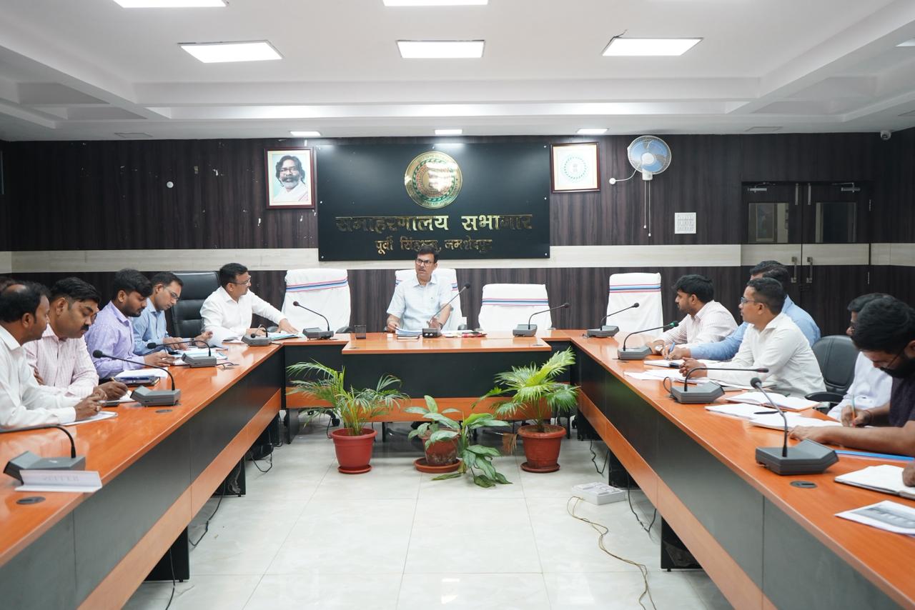 Jamshedpur News : गर्मी में पानी व सफाई व्यवस्था दुरुस्त रखें: डीसी