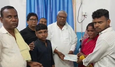 Dhanbad News : स्कूल में ड्यूटी के दौरान सुरक्षा गार्ड की मौत, परिजनों को मिली 5 लाख की आर्थिक सहायता