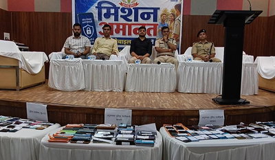 Dhanbad News : पुलिस ने चोरी व गुम हुए 505 मोबाइल उनके मालिकों को लौटाए