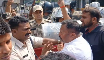 Bokaro News :  8 दिनों से मॉर्चरी में पड़ा है मृत कर्मी का शव, ADM बिल्डिंग के सामने प्रदर्शन  जारी