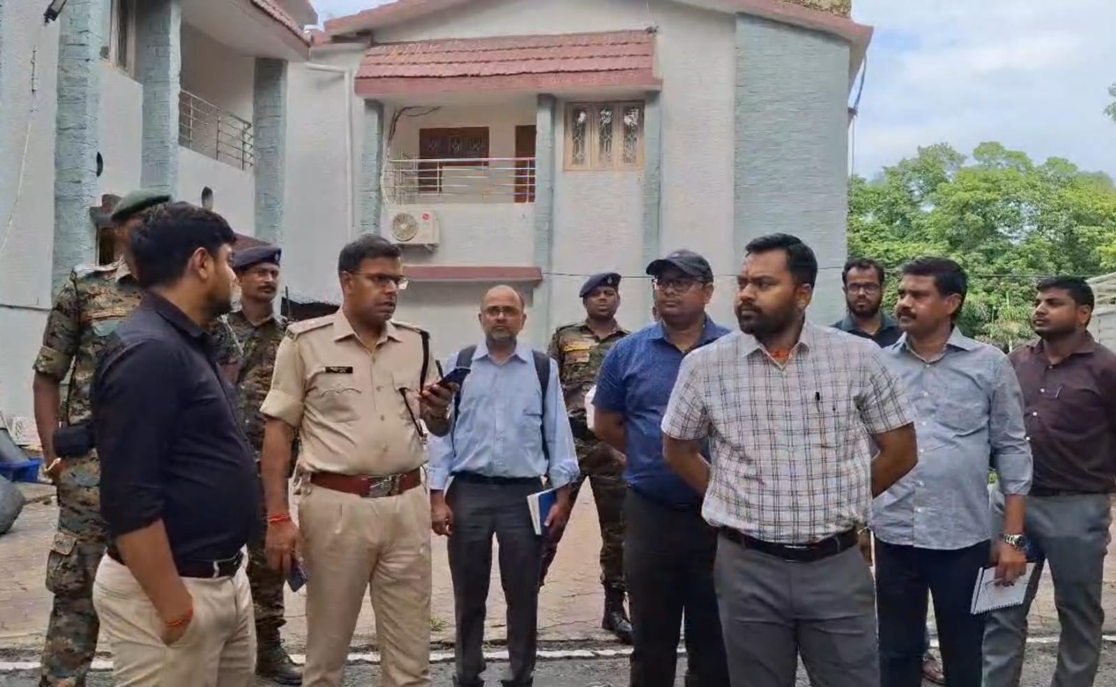 Dhanbad News : सर्किट हाउस का होगा सौंदर्यकरण, डीसी-एसएसपी ने किया निरीक्षण