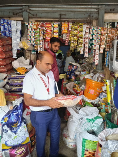 Hazaribagh News : फूड सेफ्टी टीम की दुकानों में छापेमारी, एक्सपायरी सरसों तेल जब्त