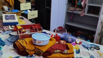 Dhanbad News : धैया में बंद घर का ताला तोड़ लाखों के गहनों की चोरी