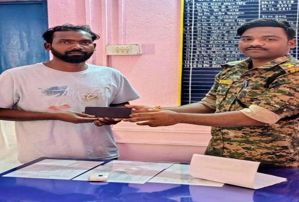 Jamtara News : "ऑपरेशन भरोसा" के तहत 37 मोबाइल बरामद, पुलिस ने असली मालिकों को लौटाए