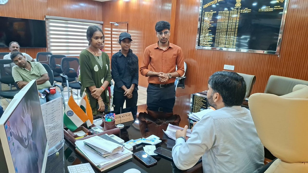 Jamtara News : डीसी के जनता दरबार में पहुंचे 40 फरियादी, एक सप्ताह में समाधान का आश्वासन