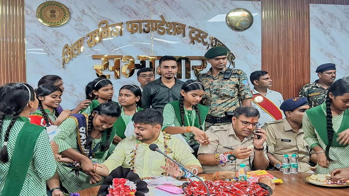 Dhanbad News : छात्राओं ने डीसी-एसएसपी को बांधी राखी, खुलकर रखीं समस्याएं