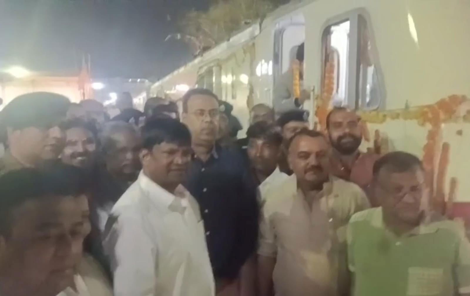 भोपाल-धनबाद स्पेशल ट्रेन का भव्य स्वागत, सांसद ढुल्लू महतो रहे मौजूद