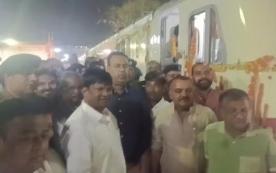 भोपाल-धनबाद स्पेशल ट्रेन का भव्य स्वागत, सांसद ढुल्लू महतो रहे मौजूद