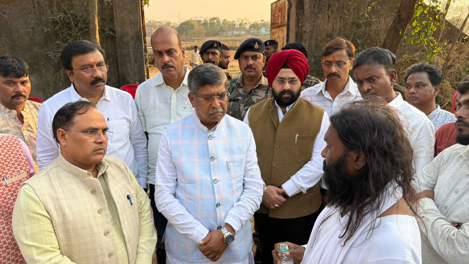 प्रदेश भाजपा अध्यक्ष पहुंचे चंपाई सोरेन के आवास, उनके पोते को दी श्रद्धांजलि