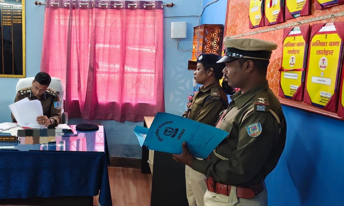 लातेहारः डीआईजी ने मनिका थाना का किया निरीक्षण, दिए निर्देश