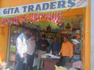 देवघरः सिंगल यूज प्लास्टिक के खिलाफ निगम की कार्रवाई, दुकानदारों पर 5400 रु. जुर्माना