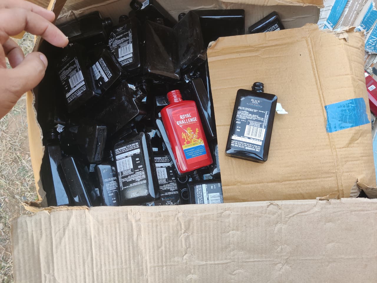 रामगढ़ः पतरातू में उत्पाद विभाग का छापा, शराब की खाली बोतलें व लेबल जब्त