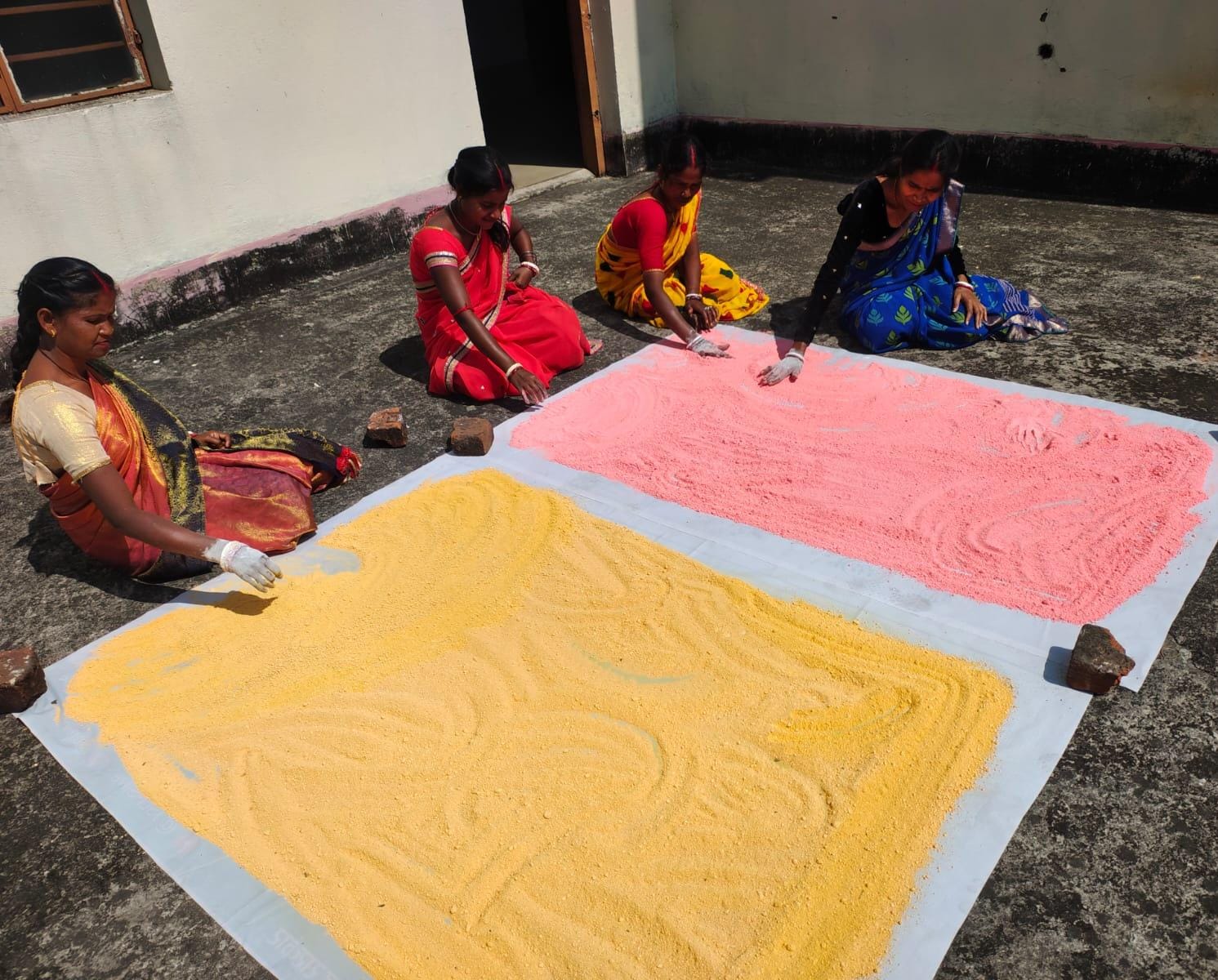 धनबादः महिलाओं को पलाश हर्बल गुलाल बनाने का प्रशिक्षण, 300 किलो गुलाल हुआ तैयार