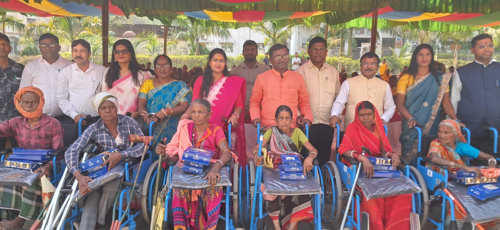 रामगढ़ः शिविर में दिव्यांगों व बुजुर्गों के बीच सहायक उपकरणों का वितरण