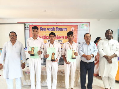 रामगढ़ः वार्षिक परीक्षा में बेहतर प्रदर्शन करने वाले SVM रजरप्पा के विद्यार्थी पुरस्कृत