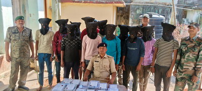 देवघरः 13 साइबर अपराधी गिरफ्तार, जंगल में बैठ कर रहे थे ठगी