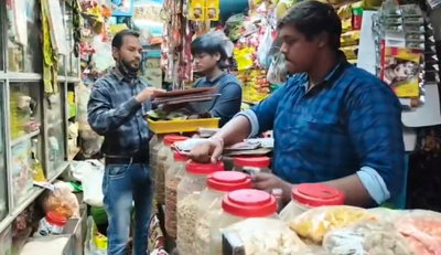 Lagatar Impact : देवघर में फूड सेफ्टी की टीम का दुकानों में छापा, नकली पनीर व लड्डू नष्ट