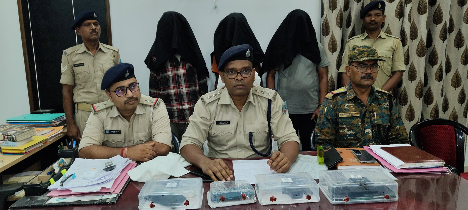 Chaibasa News : सड़क निर्माण करा रहे ठेकेदार से लेवी वलूसने पहुंचे दो अपराधी हथियार के साथ गिरफ्तार