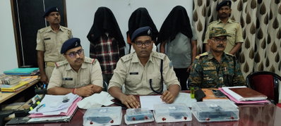 Chaibasa News : सड़क निर्माण करा रहे ठेकेदार से लेवी वलूसने पहुंचे दो अपराधी हथियार के साथ गिरफ्तार