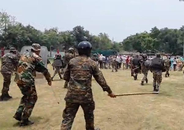 Dhanbad News : बकरीद को लेकर पुलिस अलर्ट, मॉक ड्रिल में भीड़ नियंत्रण का लिया प्रशिक्षण