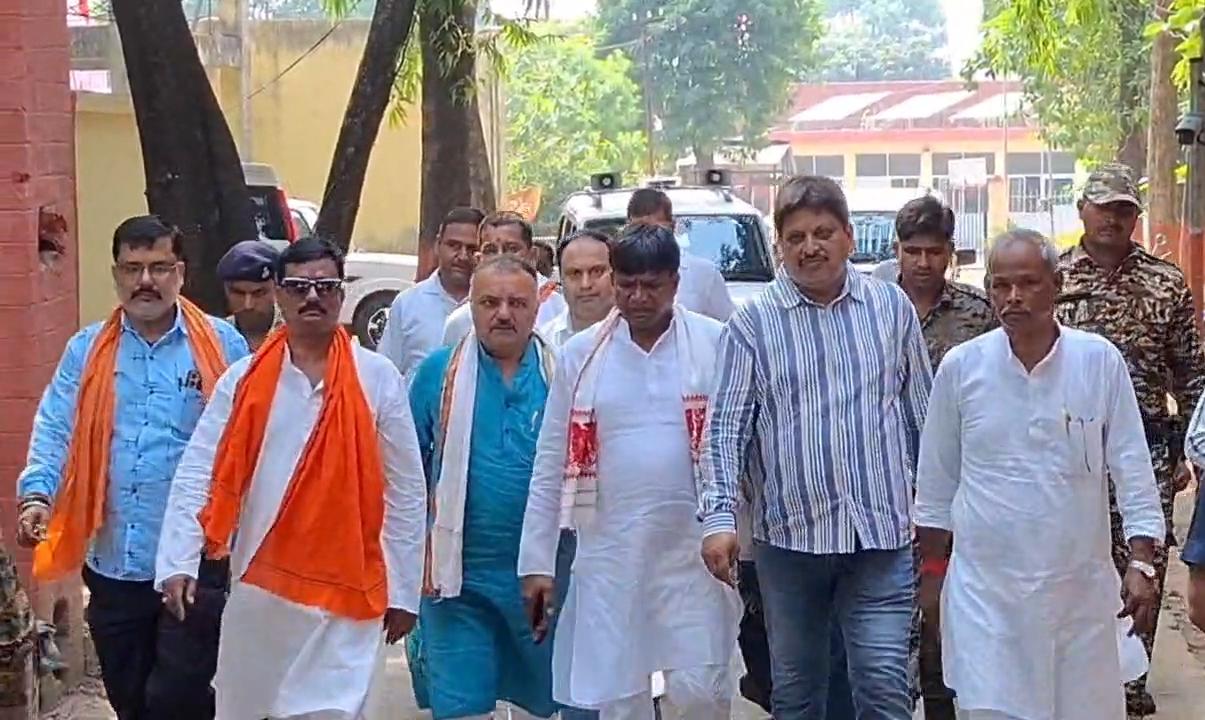 Dhanbad News : आजसू नेत्री रजनी रवानी को हत्या के झूठे केस में फंसाया गया- ढुल्लू महतो