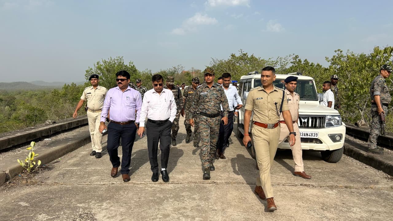 Latehar News : डीसी ने मंडल डैम का किया निरीक्षण, अधिकारियों को दिए निर्देश