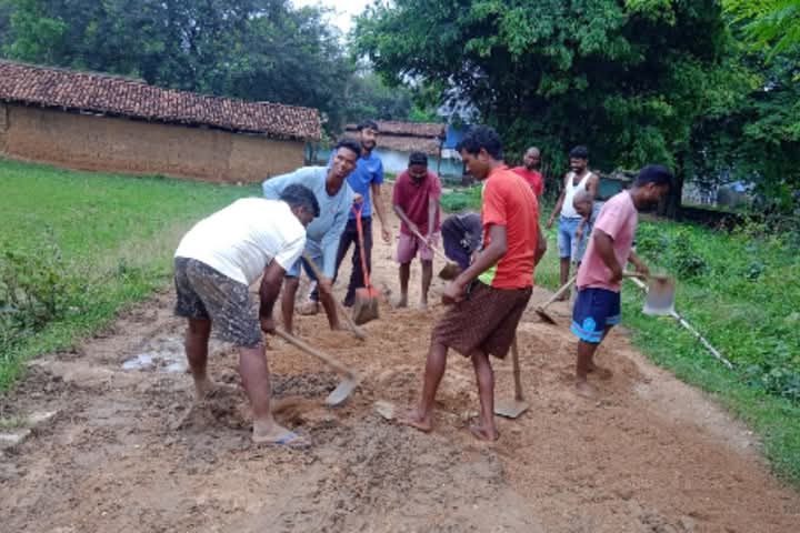 Gumla News : पालकोट में युवाओं ने श्रमदान कर बनाया एक किमी कच्चा रास्ता, आवागमन में होगी सुविधा