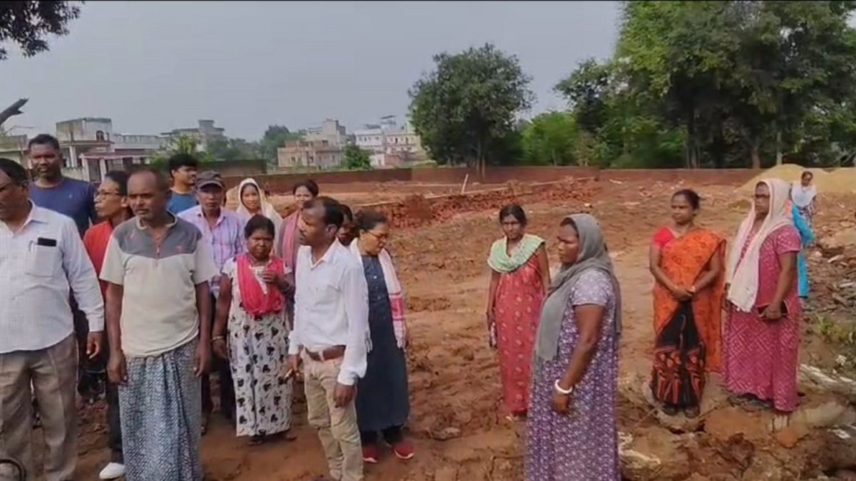 Bokaro News : भू-माफियाओं ने तोड़ा स्कूल भवन, लोगों ने किया विरोध
