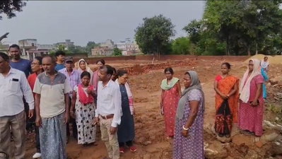 Bokaro News : भू-माफियाओं ने तोड़ा स्कूल भवन, लोगों ने किया विरोध
