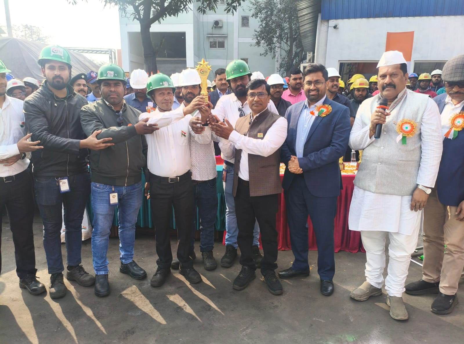 रामगढ़ः बीएफसीएल में गणतंत्र दिवस पर वाइस प्रेसिडेंट ने फहराया तिरंगा