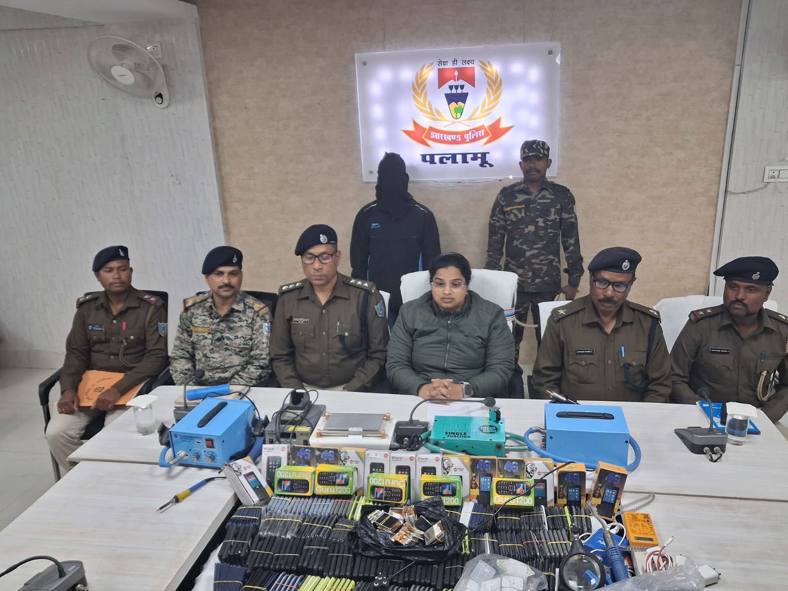 पलामूः अवैध मोबाइल फोन असेंबल कर बेचने वाले गिरोह का भंडाफोड़, एक गिरफ्तार, पार्ट्स जब्त