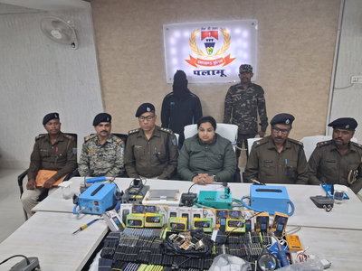 पलामूः अवैध मोबाइल फोन असेंबल कर बेचने वाले गिरोह का भंडाफोड़, एक गिरफ्तार, पार्ट्स जब्त
