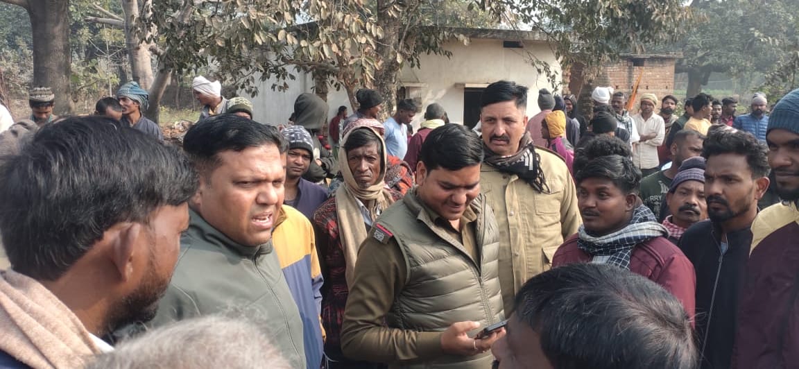 रामगढ़ः पीरी पंचायत भवन का ताला तोड़ चोरी, युवक गिरफ्तार, सामान बरामद