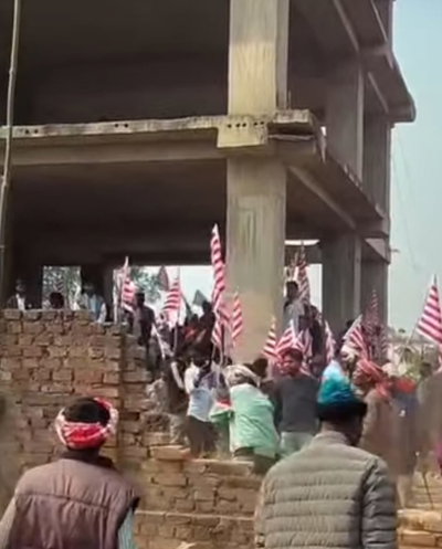 रामगढ़ः आदिवासियों ने 7 मंजिले भवन की बाउंड्री तोड़ी, लगाया अवैध कब्जा का आरोप