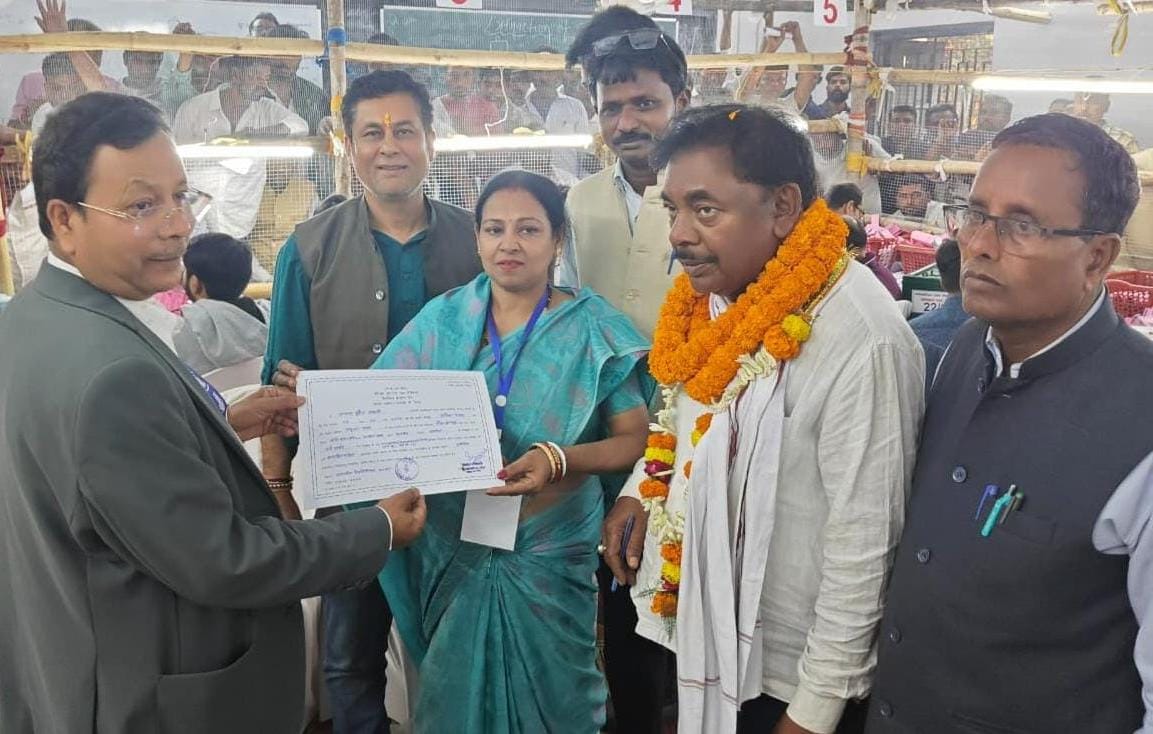 धनबाद निकाय चुनावः वार्ड 26, 51 व 21 का परिणाम घोषित, विजेताओं को मिला प्रमाणपत्र