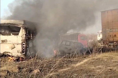 धनबादः थाना में जब्त वाहनों में लगी आग, एक दर्जन गाड़ियां जलकर खाक