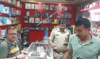 धनबादः चोरों ने मोबाइल व दवा दुकान को बनाया निशाना, लाखों की संपत्ति ले भागे