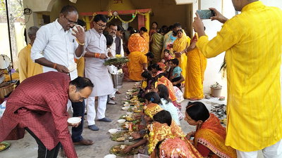 लातेहारः महनवमी पर गायत्री मंदिर में हुआ कन्या पूजन, भंडारे में जुटे लोग