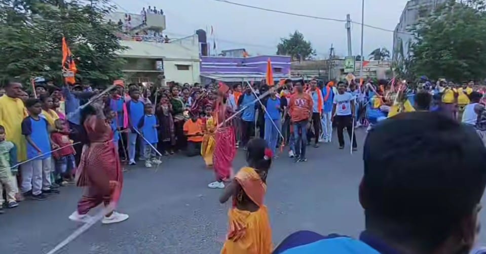 चाईबासाः पश्चिमी सिंहभूम जिले में रामनवमी का उल्लास, जुलूस में युवाओं ने दिखाए करतब