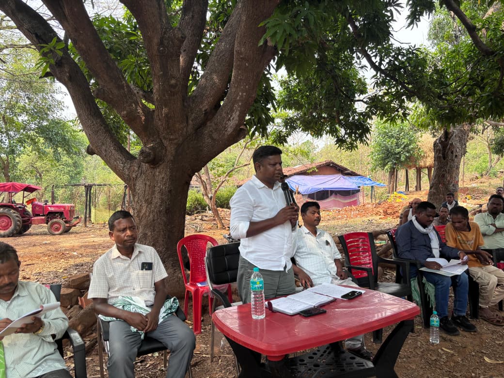 चाईबासाः विधायक जगत माझी ने गुदड़ी में स्कूल भवन का किया निरीक्षण, संवेदक को दिया निर्देश