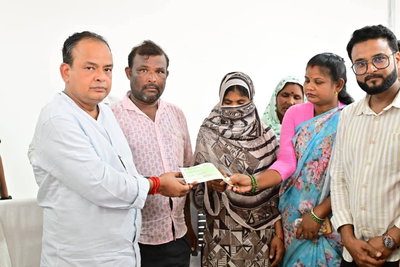 जामताड़ाः बीमार महिला के इलाज को मंत्री इरफान ने दिए 40 हजार